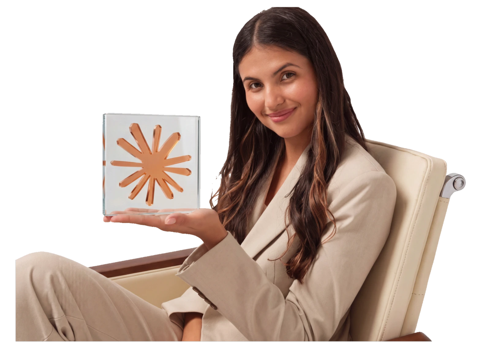 Persona presentando el logo de Claude en un cristal